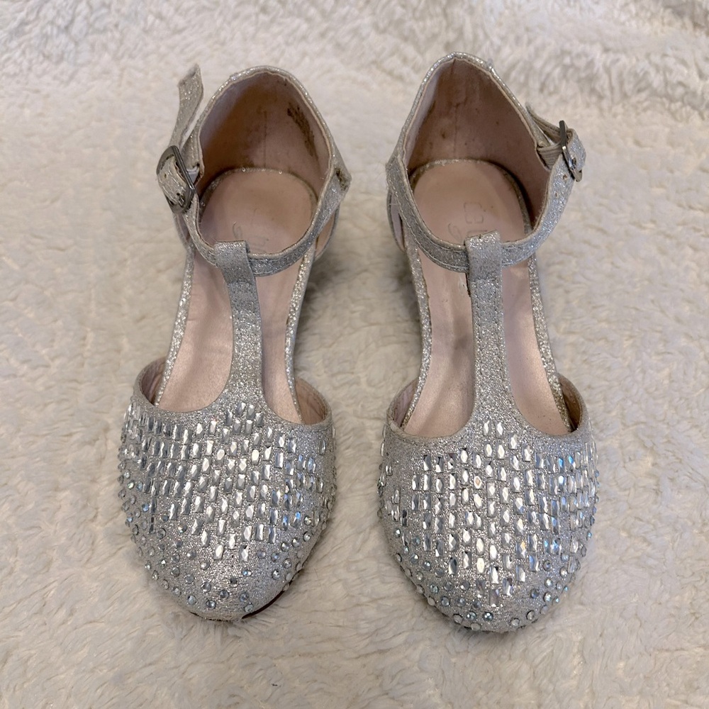 Size little girl 11 kitty silver heel with rhinestones.